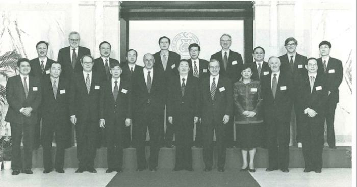 （2000年10月，清华大学经济管理学院咨询委员会第一次会议。前排左起：拉雅·古普塔，王雪冰，约玛·奥利拉，王大中，亨利·保尔森，朱镕基，乔治·费雪，陈至立，金·克拉克，刘明康；后排左起：赵纯均，沃伦·麦法兰，柳传志，孙正义，周小川，李伟，厄文·雅各，冯国经，约翰·桑顿，朱云来。图片来源：亨利·保尔森《与中国打交道》）