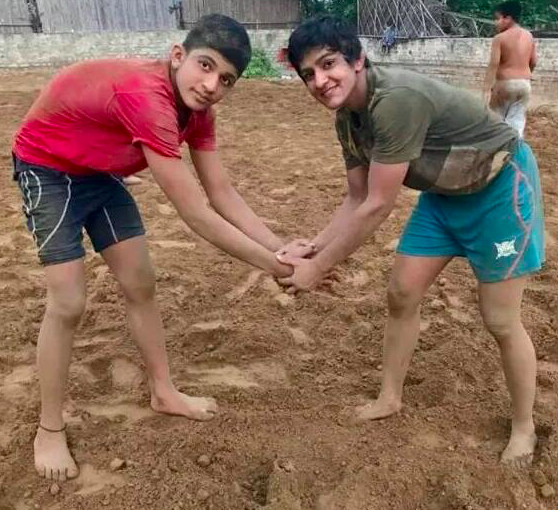 维纳什和她的堂兄在当年的乡村训练场