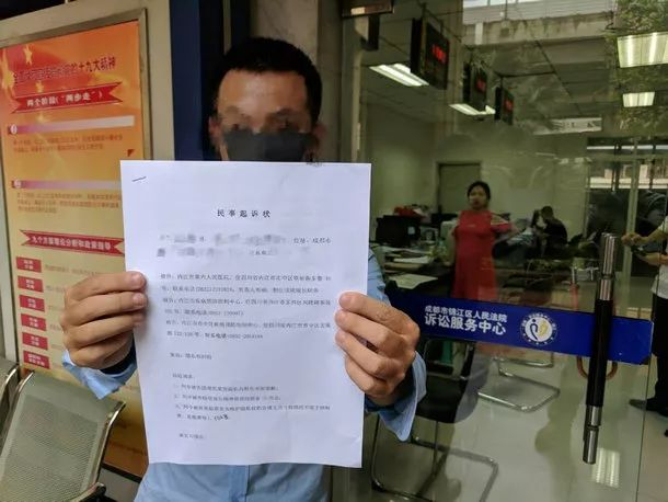 谢鹏到法院提交诉状 图片来源：法制晚报