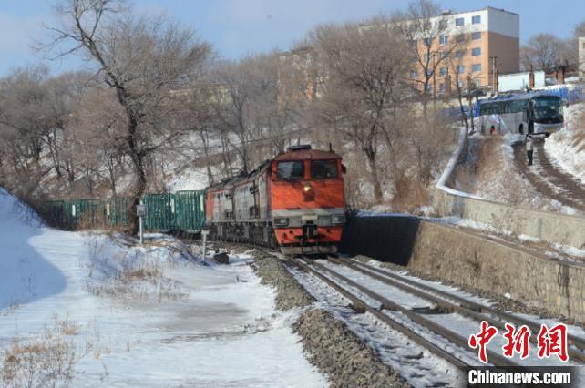 图为列车通过“骑马线”。　张学鹏 摄