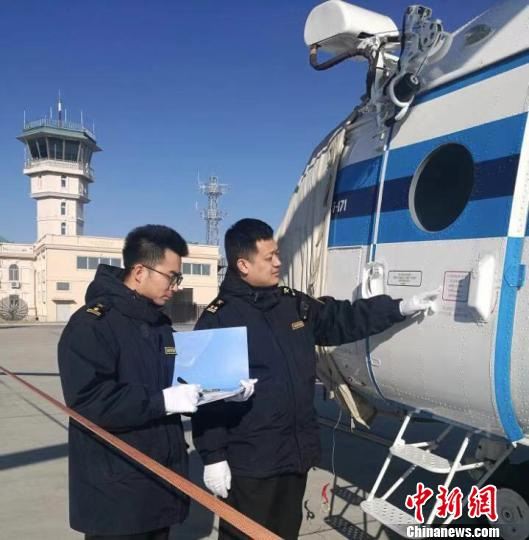 图片为满洲里海关首次验放国内引进的俄罗斯MI-171直升机。　海关供图