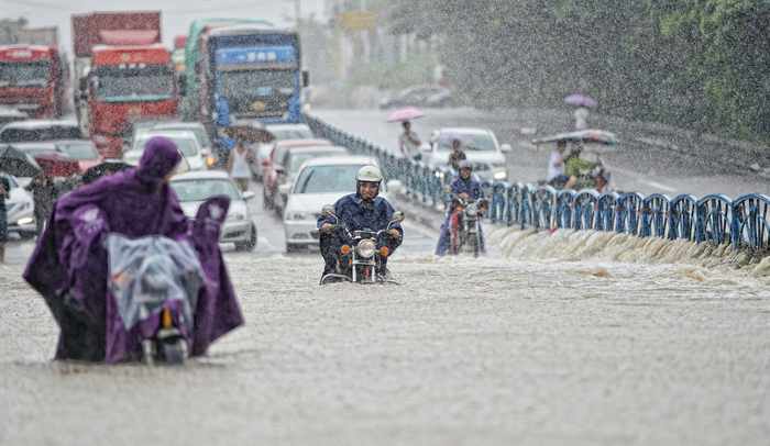 南方多地遭大暴雨袭击 民众出行如冲浪|南方|大暴雨|出行|雨中|暴雨_新浪新闻