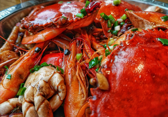 虾蟹煲，用螃蟹、基围虾和鸡爪混合烧制而成。  谌毅 图