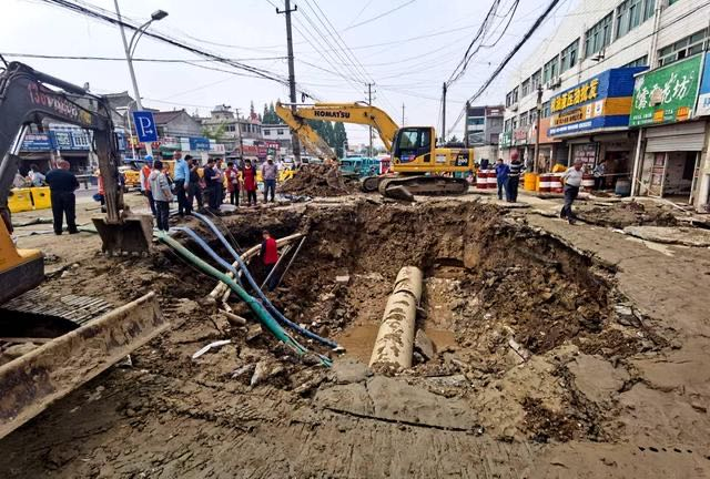 泰兴城区自来水供水管一段主管发生发生爆裂。本文图片 智慧泰兴