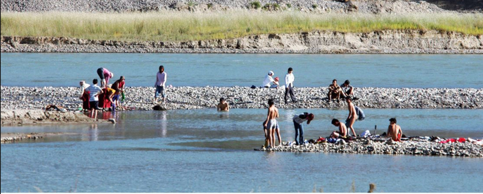 广大民众在每年藏历七月沐浴节广泛参与该遗产项目的实践。文化和旅游部供图