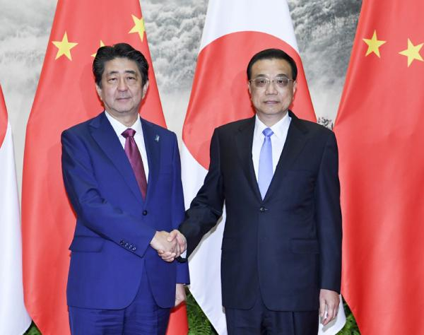 国务院总理李克强欢迎日本首相安倍晋三对华进行正式访问。