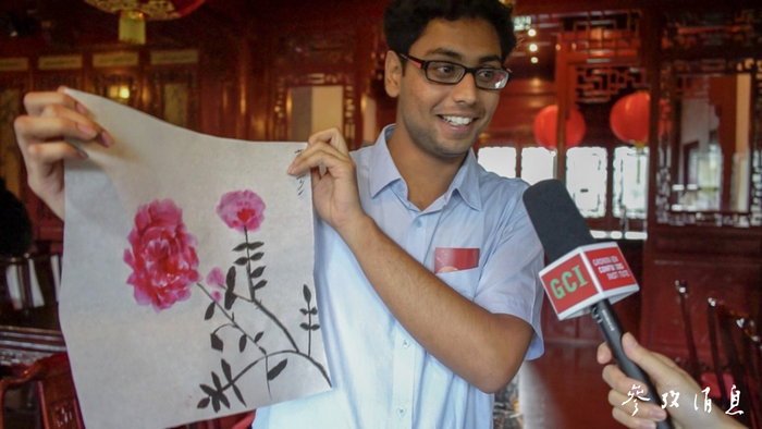  （在荷兰格罗宁根孔子学院，一位印度留学生展示中国画作品。）