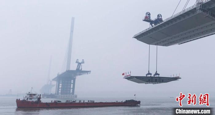南京长江五桥进行复工后首次钢箱梁吊装作业 江上“巨龙”再“增长”