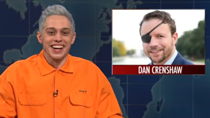 　戴维森（左）正在节目中“评价”老兵克伦肖（右）&nbsp; YouTube视频截图