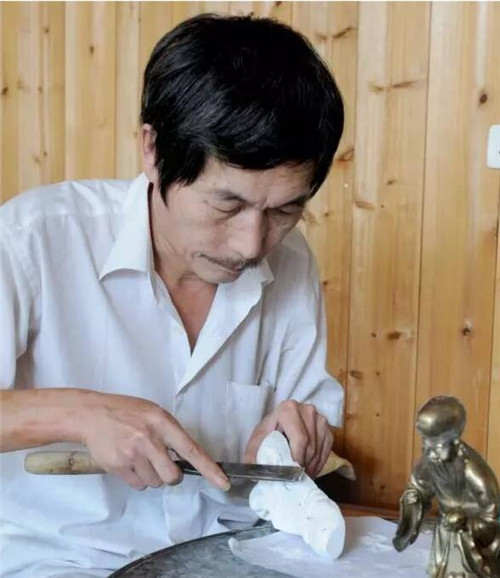 叶文贵在做锡器。萧云集供图 来自温州网