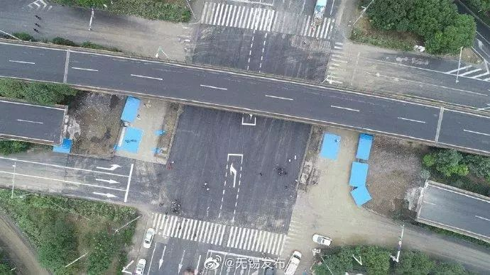 312国道锡港路上跨桥侧翻事发现场地面道路通车 图据@无锡发布&nbsp;