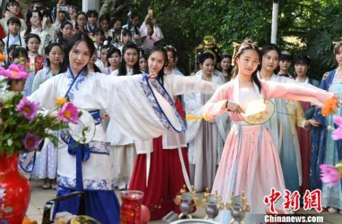 资料图：福建汉服少女舞蹈表演。　刘可耕 摄