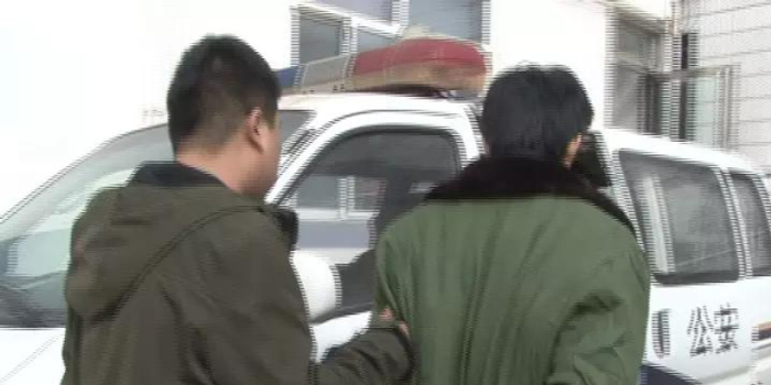 95后演员周文与其母吸毒在山西被抓，之前被南京警方通缉