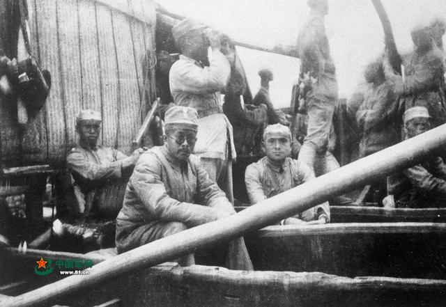 1937年9月，八路军总部政治部副主任邓小平（左四）与朱德（左三，站立拿望远镜者）、任弼时（左二）、罗荣桓（左一）等从陕西省韩城县芝川镇乘船东渡黄河，进入山西抗日前线。罗东进摄