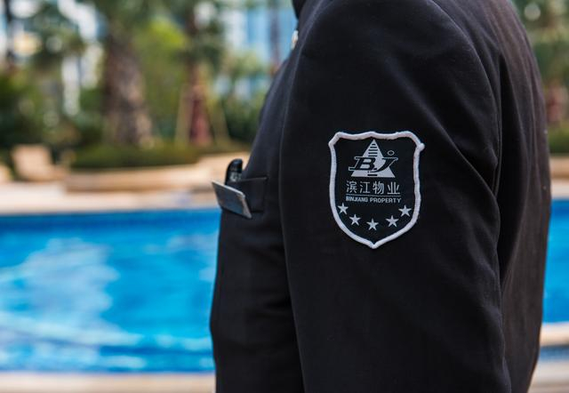 滨江物业员工穿着印有集团标志的衣服