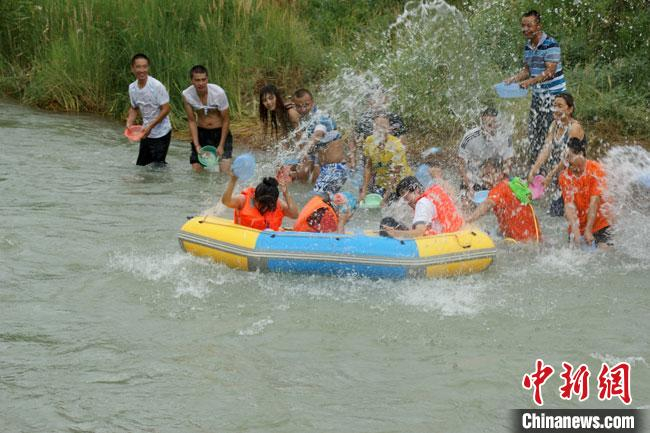 图为赤金峡风景区漂流，游人互动戏水。(资料图) 玉门市委宣传部供图 
