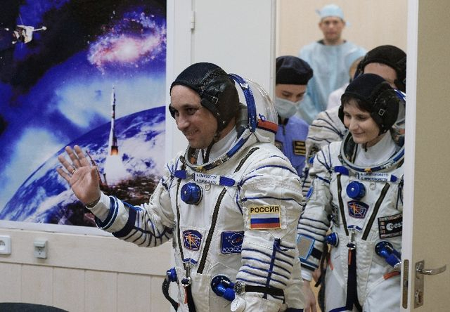 　　2014年11月23日，第42/43批次国际空间站组员、俄罗斯宇航员安东·施卡普列罗夫与美国宇航员特里·维尔特斯和意大利宇航员萨曼塔·克里斯托弗雷蒂接受宇航服检测。（新华社/俄新）