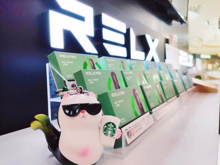 （在店里摆上可爱的小公仔）