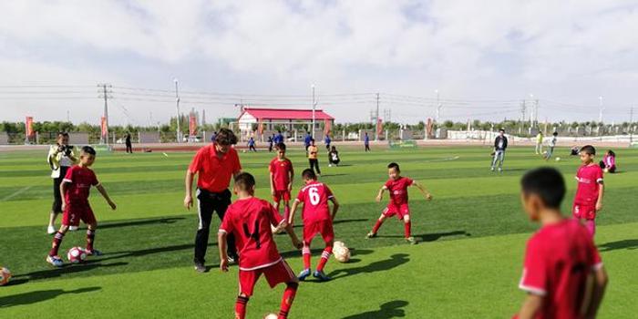 U11U13足球训练开营 欧洲教练带新疆小将踢球