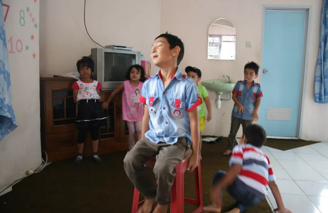 哈扎拉孩子不愿失去受教育的权利