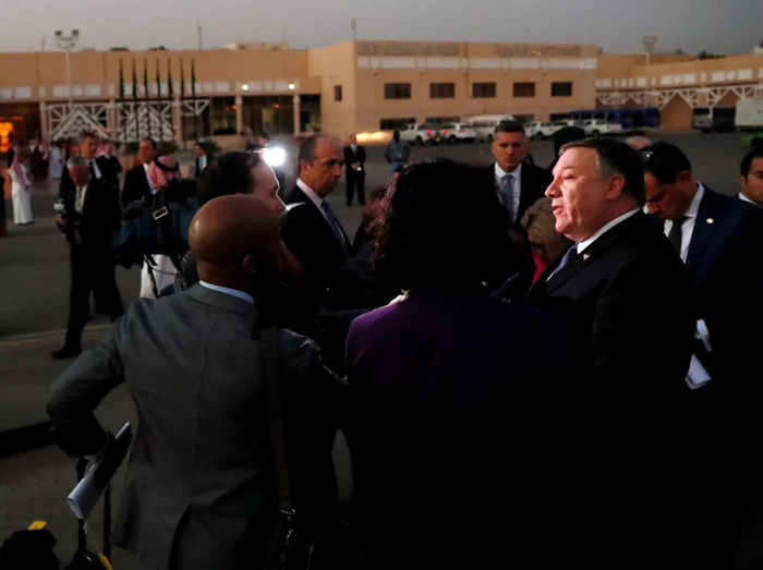 美国国务卿蓬佩奥离开利雅得前，接受采访。 图片来源：路透社