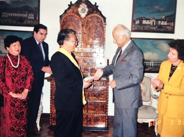 1993年，徐贻聪接受厄瓜多尔总统杜兰颁发的勋章