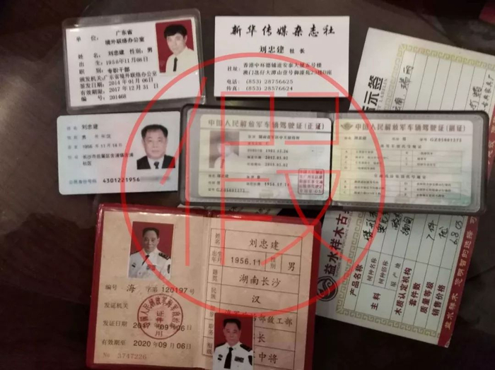 假军人持“中将”军官证换取登机牌，看见纠察后瞬间慌了_手机新浪网
