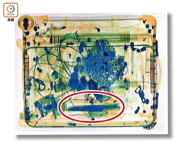  红圈处为X光机照射下的刀具 图片来自香港“东网”