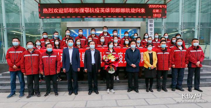 在欢迎仪式上，郭娜娜与领导和同事合影。