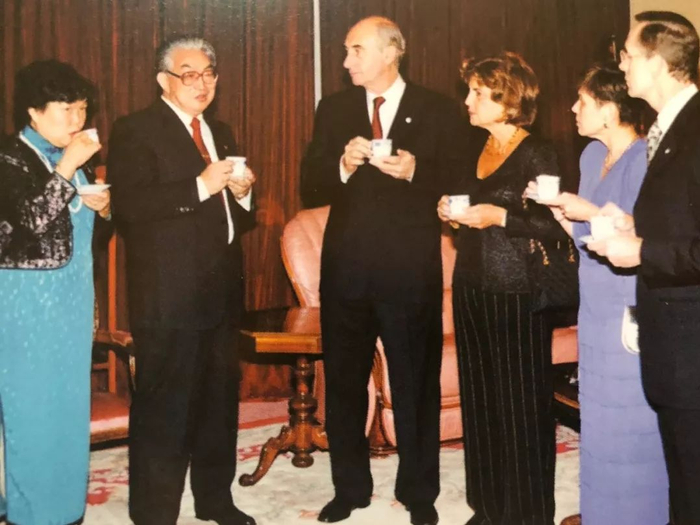 2000年，徐贻聪夫妇在中国驻阿根廷使馆宴请总统德拉鲁阿夫妇和外长夫妇
