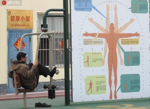 　　连云港市首个全人群示范体育公园海宁体育公园内，设有标准泳池、足球场、篮球场、羽毛球场、儿童游乐园、健康路径、休闲驿站、健身步道等多个健身场所。无论大人儿童都可以在这里找到适合自己的运动健身与休闲方式。 来源：东方IC