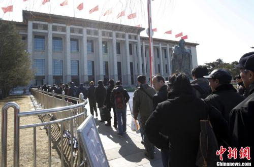 　　资料图：2011年3月1日，历时近4年改扩建后的国家博物馆新馆首个展览《复兴之路》基本陈列开始接待公众参观。中新社记者 杜洋 摄