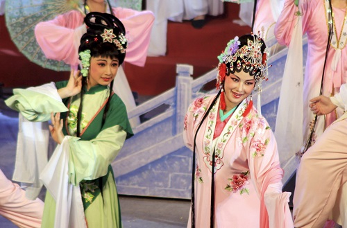 2012年9月24日，潮剧演员在广东省汕头市第四届潮剧节开幕式现场演出。 新华社发