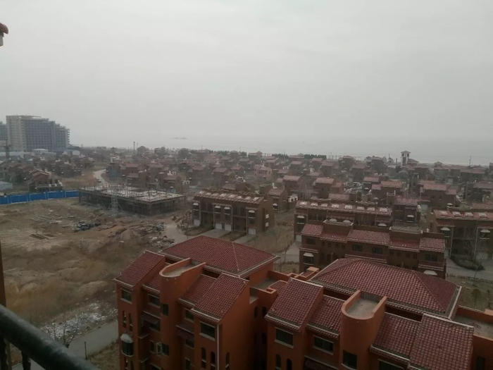 俯瞰龙悦银滩海景房，远方是阳光、大海和沙滩