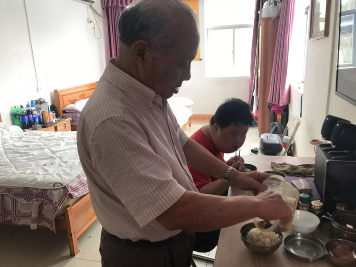 ▲舟舟在和和父亲一起吃饭。新京报记者王佳慧 摄