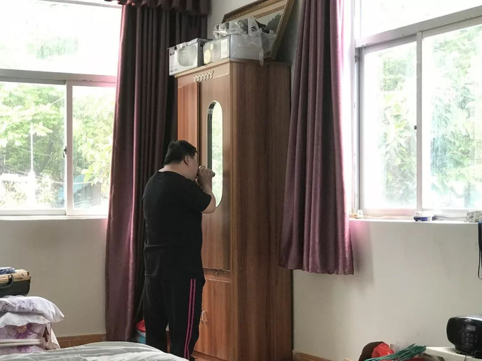 ▲舟舟在对着镜子刮胡子。新京报记者王佳慧 摄