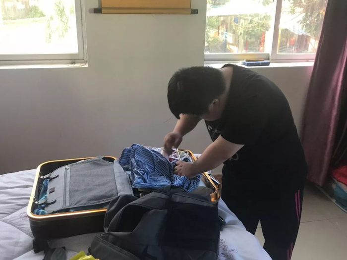 ▲舟舟在整理行李。新京报记者王佳慧&nbsp;摄