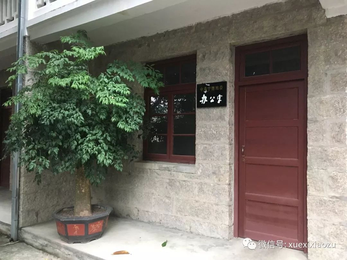  （这是习近平曾工作过的宁德地委办公室）