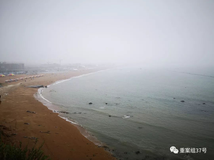 ▲海摊上的排水口很远距离就能看到。新京报记者&nbsp;段睿超&nbsp;摄