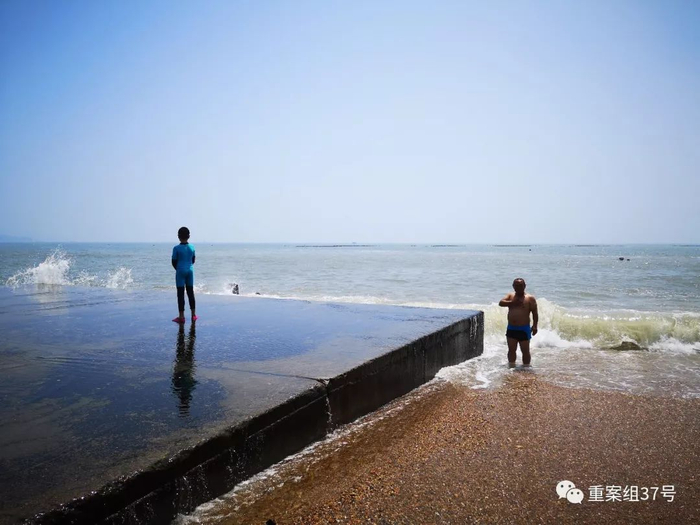 ▲在排水口戏水的游客。新京报记者&nbsp;段睿超&nbsp;摄