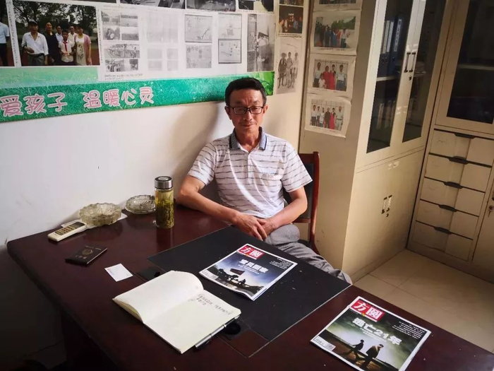 8月6日上午，在周圩村村委会办公室里，村委会副主任杨山林对记者介绍璇璇一家情况。