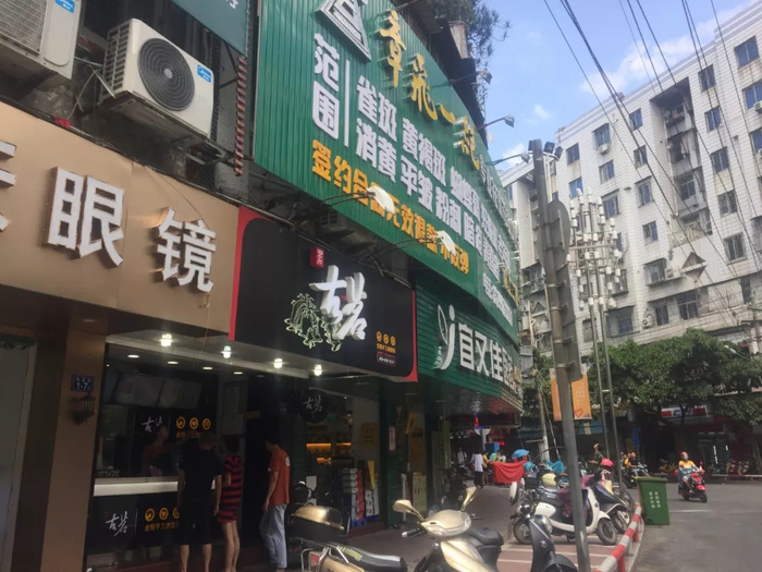  ▲8月22日，向高街上 “章飞一流”广告牌处就是曾经的台球馆。新京报记者赵蕾&nbsp;摄