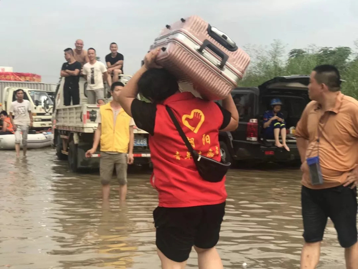 ▲汕头志愿者们参与抢险救灾
