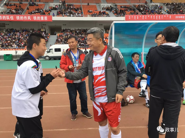 刘建宏为学生签名