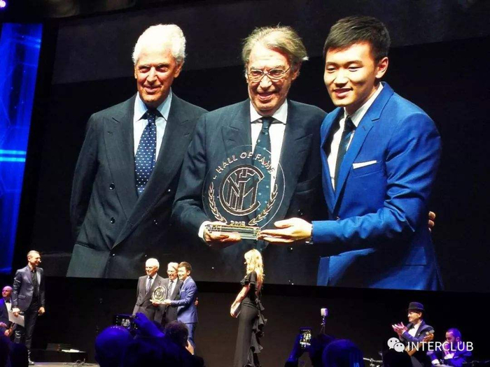 张康阳为国米功勋主席莫拉蒂先生颁奖。