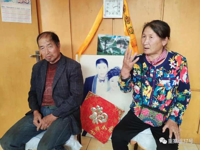 ▲犯罪嫌疑人牛力父母在河北承德家中，两人中间为牛力与前妻季芳的结婚照。新京报记者 王飞 摄