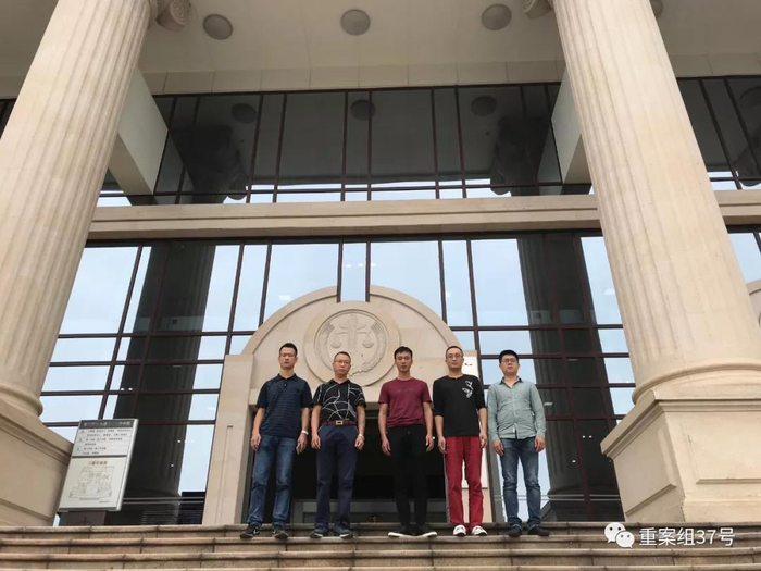 　2018年10月24日，林锐坚、林卫东、林志强、林卓淳、林浩平在广东高院前合影。受访者供图