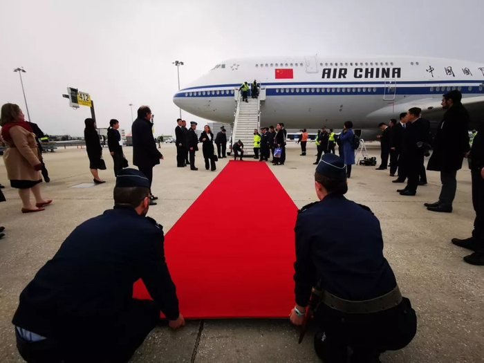 △葡萄牙礼兵在停机坪铺设红地毯。（央视记者张晓鹏拍摄）