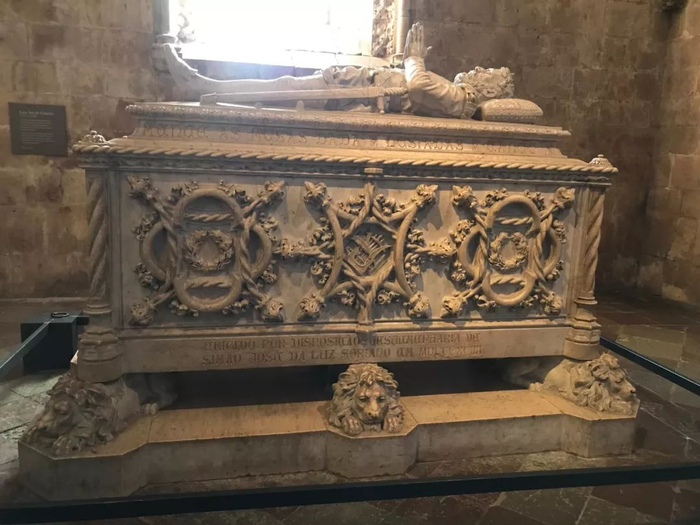  △这是卡蒙斯墓。卡蒙斯（约1524年-1580年），被公认为葡萄牙最伟大的诗人和民族英雄。他最著名的作品是史诗《卢济塔尼亚人之歌》（中国译本为《葡国魂》）。（央视记者张淳拍摄）