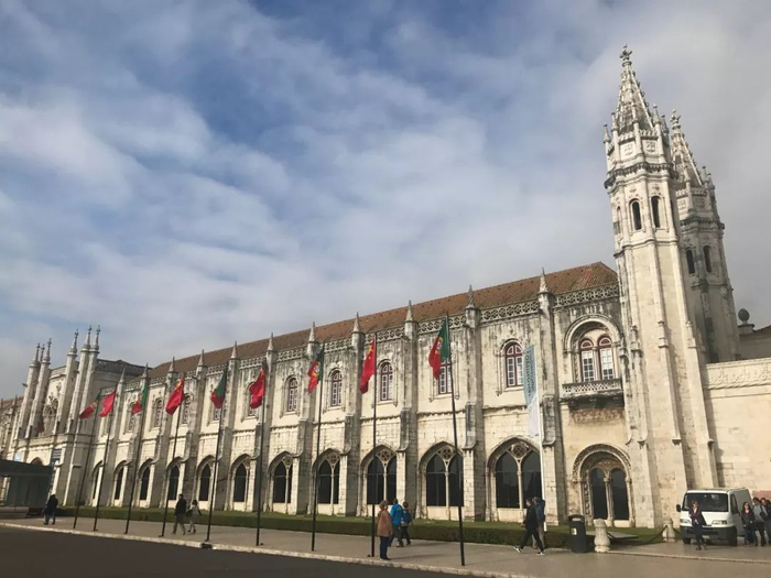 △里斯本帝国广场悬挂中葡两国国旗。（央视记者石伟明拍摄）